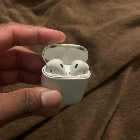 2nd Generation Apple Airpods - Picture 2 of 2